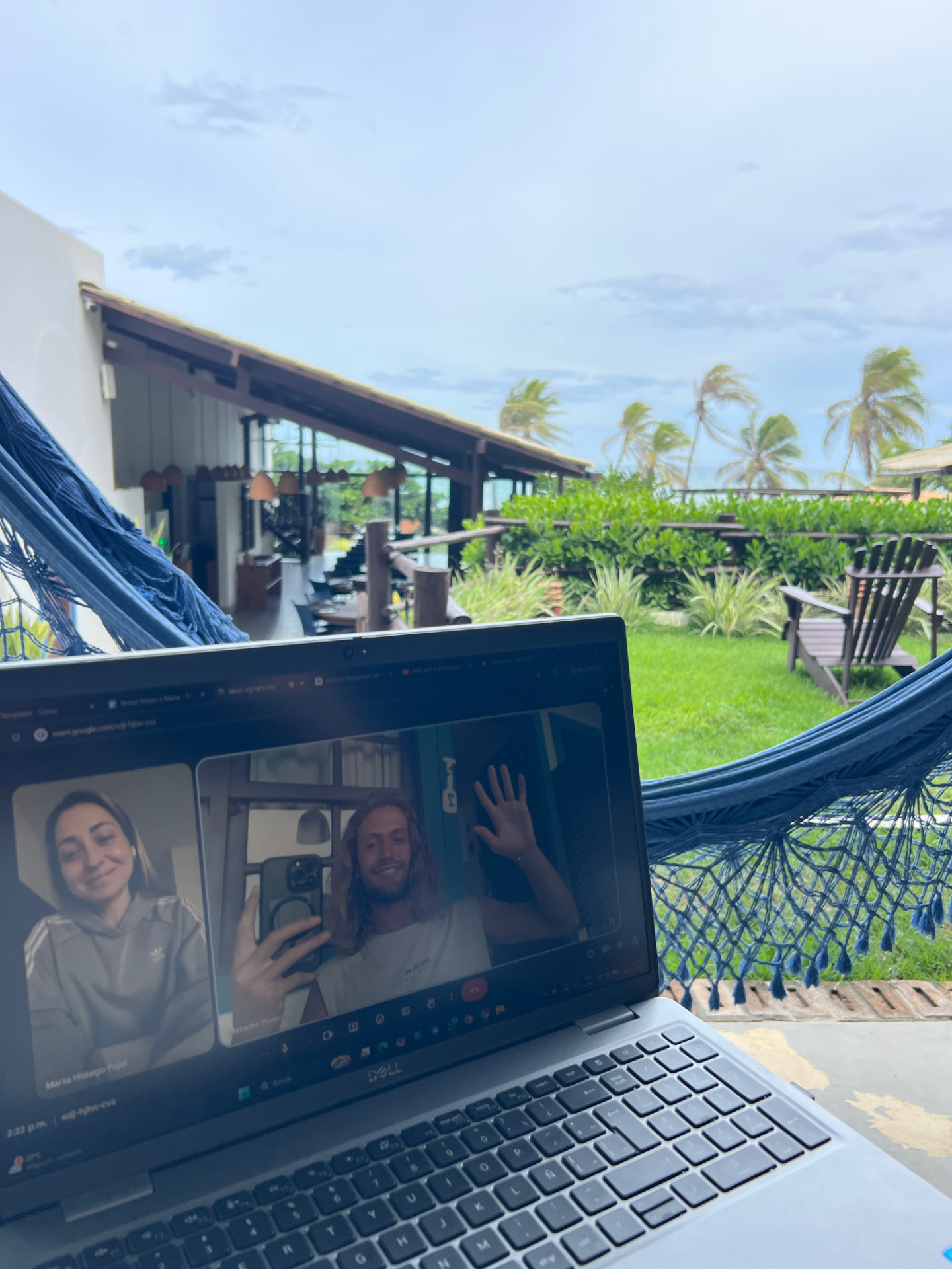 Sesión privada por videollamada desde una hamaca al aire libre